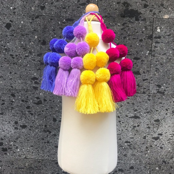 Pompoms. 1 strand  ask is color is still available - Picture 2 of 4